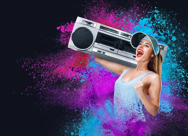 Fröhliche junge Frau hört Musik mit Boombox — Stockfoto