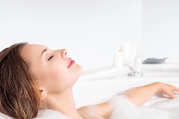 Mujer joven disfrutando bañándose en la bañera — Foto de Stock