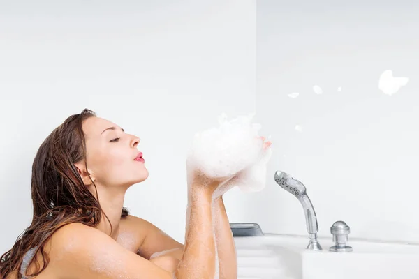 Young woman enjoying bathing in bathtub — Stock Photo, Image