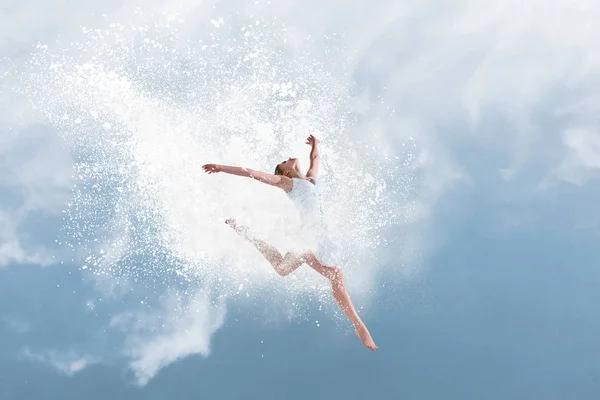 Krásné baletní tanečník skákání uvnitř oblaku prášku — Stock fotografie