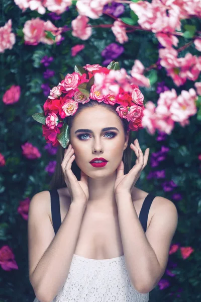 Schöne Frau mit Blumen — Stockfoto