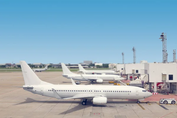 Avião no portão do aeroporto — Fotografia de Stock
