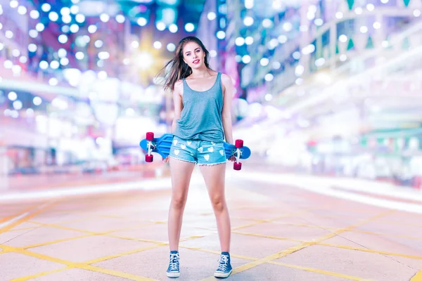 Vacker ung kvinna med skateboard — Stockfoto