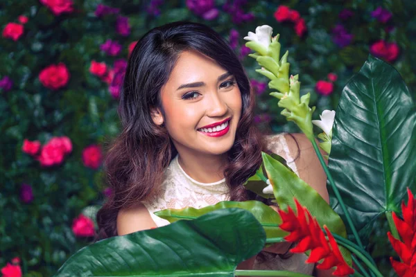 Schöne asiatische Frau mit Blumen — Stockfoto