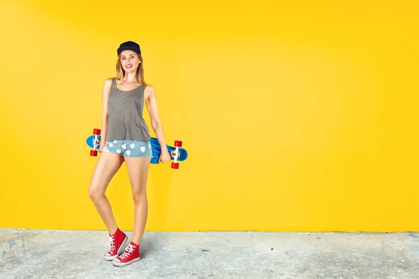 Vacker ung kvinna med skateboard — Stockfoto