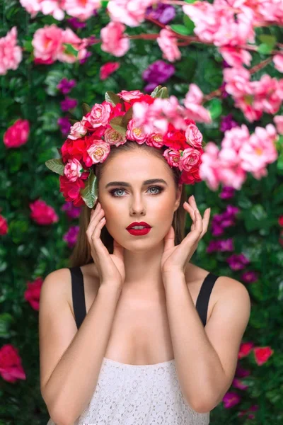 Schöne Frau mit Blumen — Stockfoto