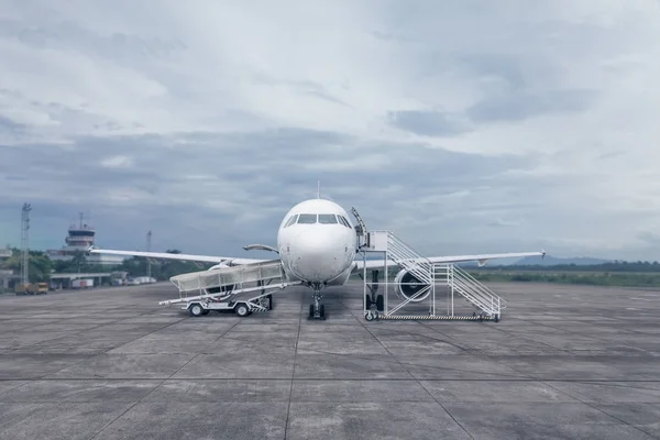 Avión en la puerta del aeropuerto — Foto de Stock