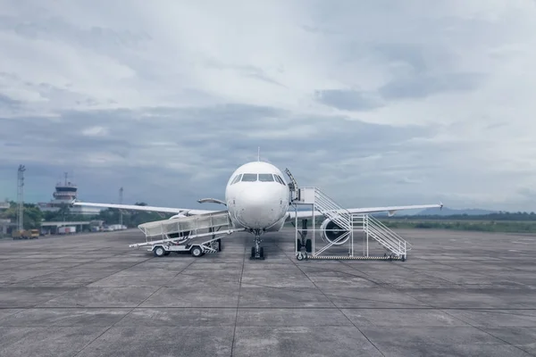 Avião no portão do aeroporto — Fotografia de Stock