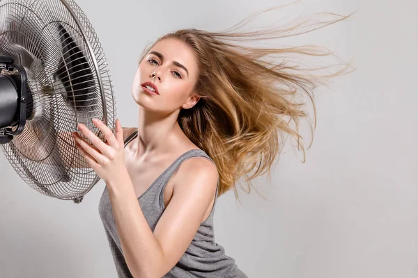 Mujer joven con ventilador más fresco — Foto de Stock