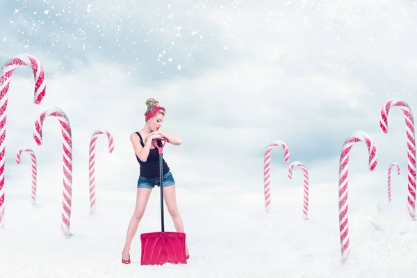 Pin-up Mädchen mit Schneeschaufel — Stockfoto