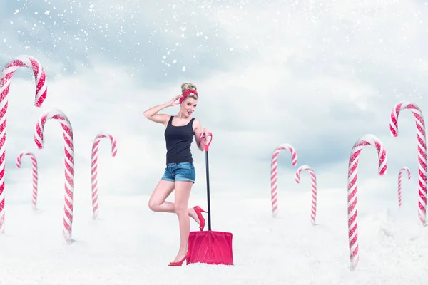 Pin-up fille avec pelle à neige — Photo