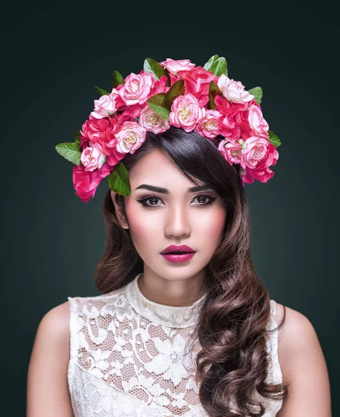 Porträtt av vacker asiatisk kvinna med blomsterkrans — Stockfoto