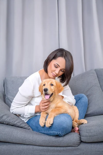Köpeğiyle birlikte genç bir kadının portresi — Stok fotoğraf