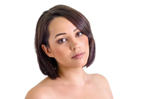 Schöne junge Frau mit perfekter Haut isoliert auf weiß — Stockfoto