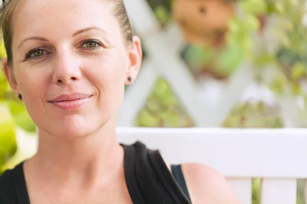 Portret van jonge mooie lachende vrouw — Stockfoto