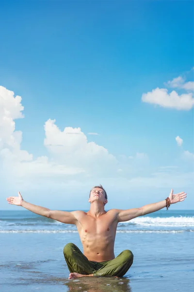 Jovem relaxante na praia tropical — Fotografia de Stock