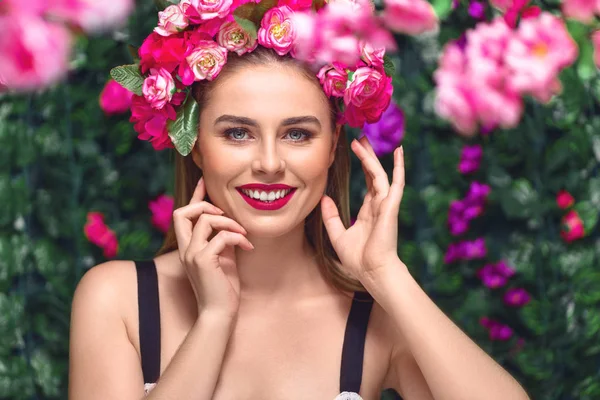 Hermosa mujer con flores corona — Foto de Stock