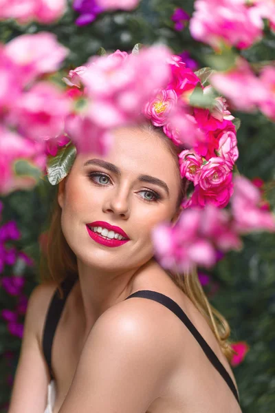 Schöne Frau mit Blumenkranz — Stockfoto