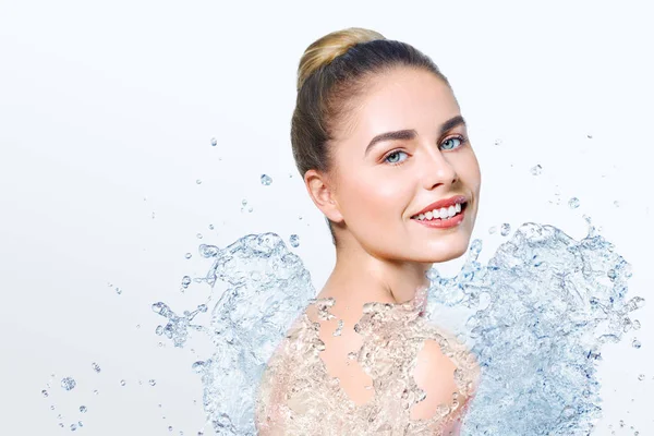 Junge schöne Frau mit Wasserspritzer — Stockfoto