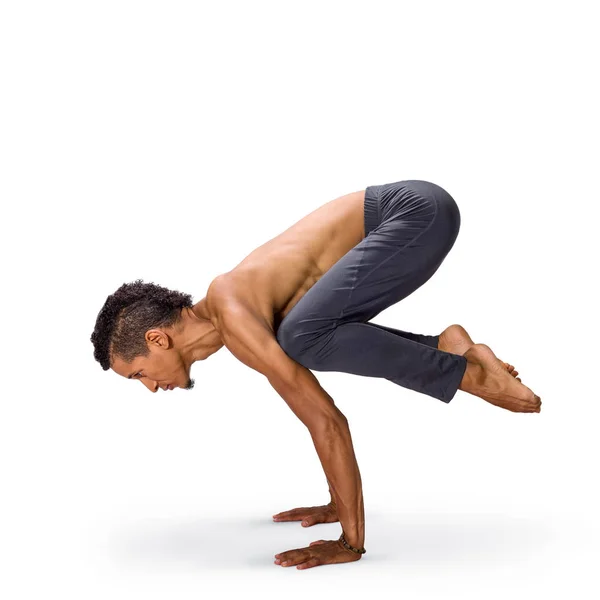 Hombre practicando youga crow pose bakasana —  Fotos de Stock