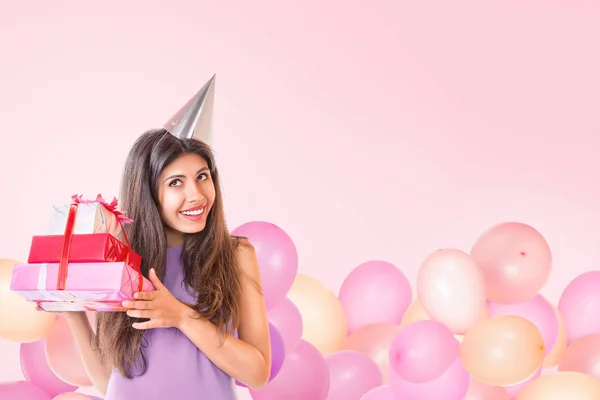 Mujer joven celebrando cumpleaños —  Fotos de Stock