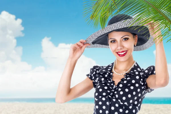 Junge Frau am Strand — Stockfoto