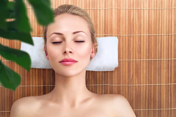 Mujer joven relajándose con masaje en spa — Foto de Stock