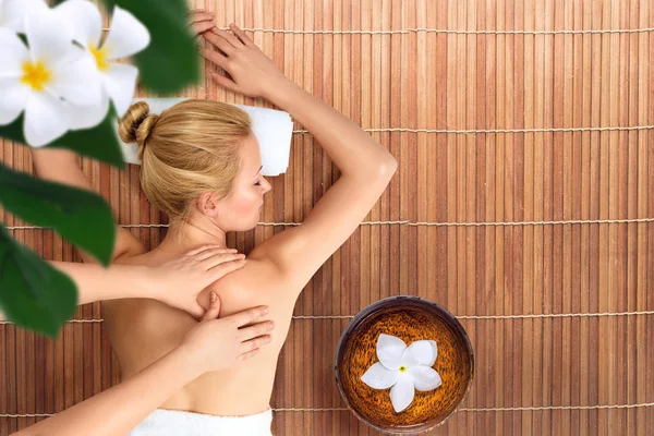 Jeune femme relaxante avec massage au spa — Photo