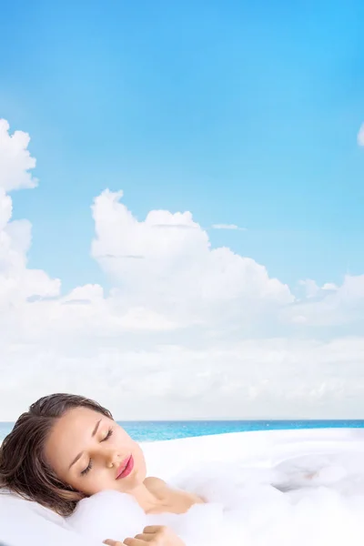 Młoda kobieta relaks w wannie Spa tropical — Zdjęcie stockowe