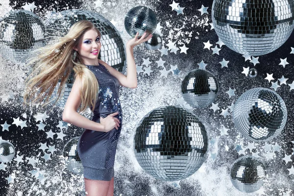 Jonge vrouw met disco ballen — Stockfoto