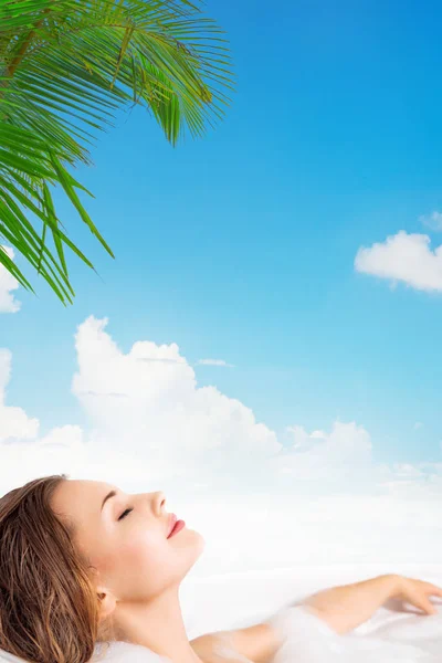 Młoda kobieta relaks w wannie Spa tropical — Zdjęcie stockowe