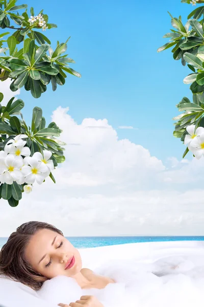 Genç kadın rahatlatıcı tropikal Spa küvet içinde — Stok fotoğraf