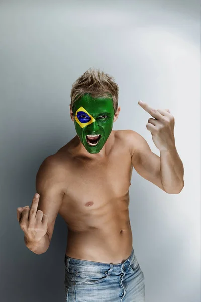 Emotionaler Fußballfan Mit Brasilien Fahne Vor Grauem Hintergrund — Stockfoto