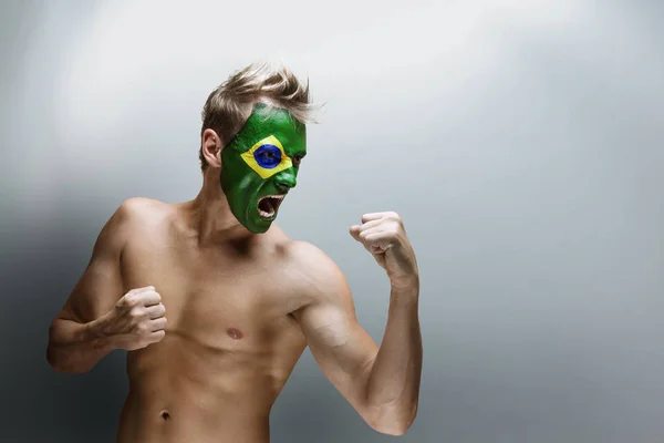 Эмоциональный Футбольный Фанат Бразильским Флагом Нарисованным Лице Сером Фоне — стоковое фото