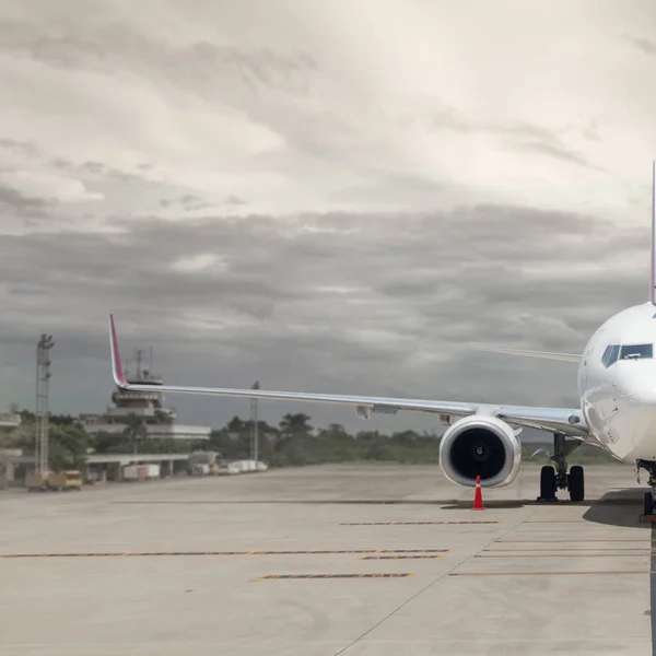 Flugzeug Belädt Passagier Flughafen Gate Rampe — Stockfoto