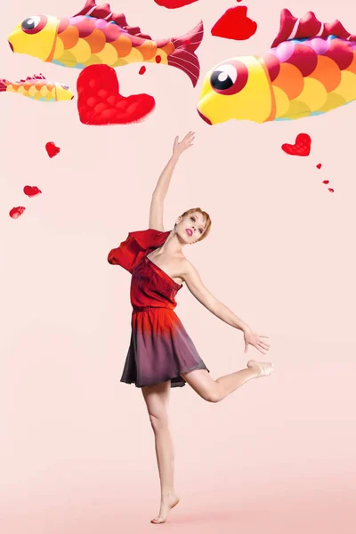 ピンクの背景の上の凧の飛行を持つ若い女性の肖像画 — ストック写真