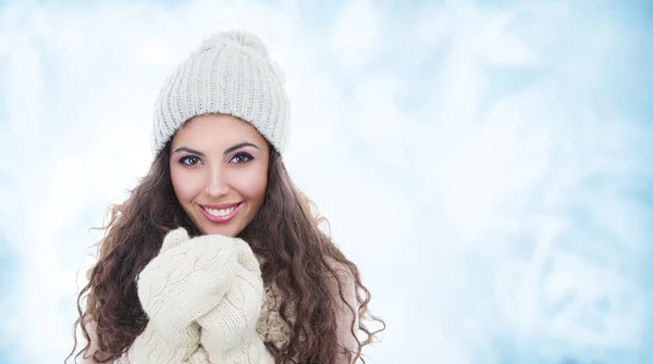 Winterporträt einer jungen Frau — Stockfoto