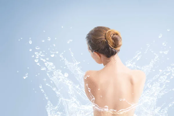 Junge schöne Frau Porträt mit Wasserspritzer — Stockfoto