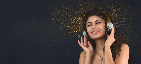 Jovem mulher ouvir música em fone de ouvido — Fotografia de Stock