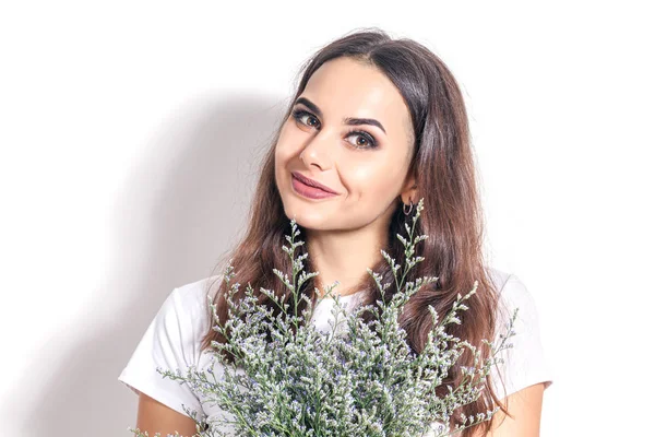 Junge schöne Frau mit wildem Blumenstrauß — Stockfoto