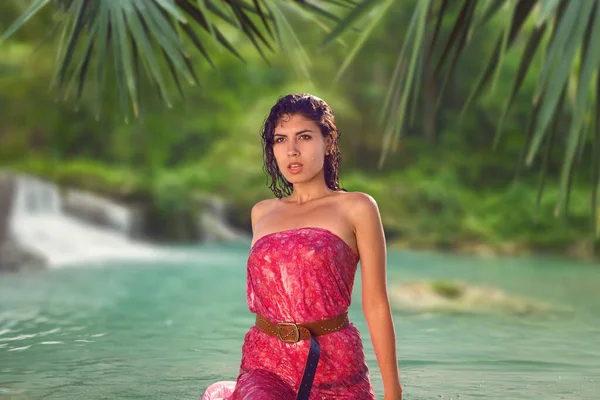 Jeune Femme Relaxant Dans Eau Lac Avec Forêt Tropicale Cascade — Photo