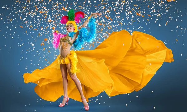 Beautiful Carnival Night Samba Dancer Wearing Feather Costume — Stock Photo, Image