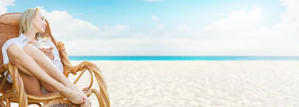 Young Beautiful Blonde Woman Enjoying Tropical Sea View While Sitting — Stock Photo, Image