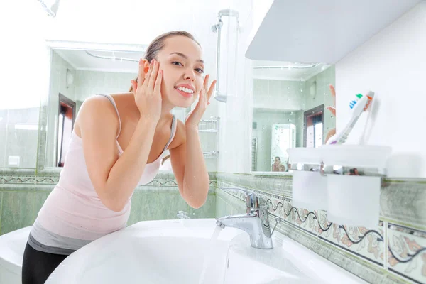 Junge Frau Wäscht Sich Gesicht Und Hände Badezimmer Mit Sauberem — Stockfoto