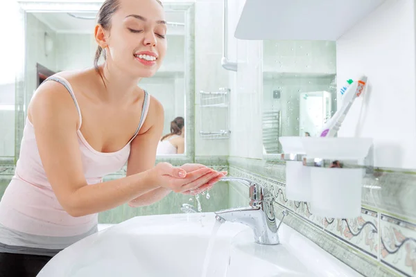 Genç Kadının Yüzü Elleri Banyoda Temiz Ile Yıkama — Stok fotoğraf