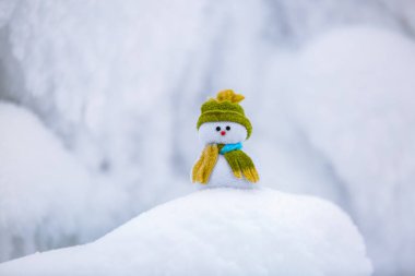 Fairytale karakter şapkalı kardan adam. 