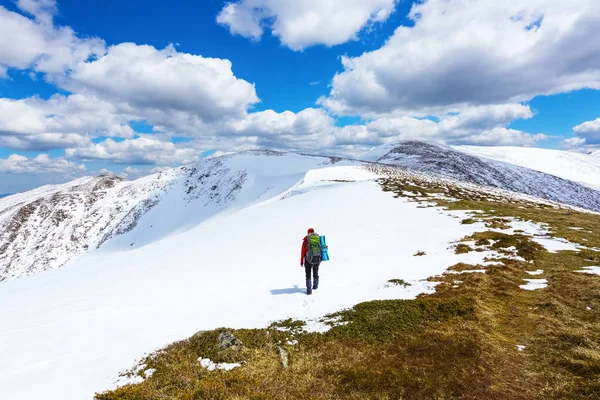 Sportlerin mit rotem Hut und Jacke geht durch die Felder — Stockfoto