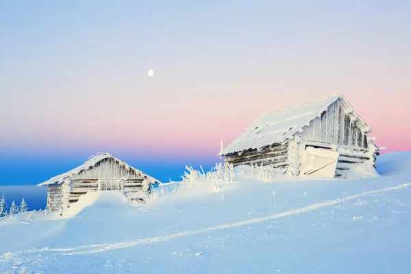 Stare domy dla odpoczynku dla zimny zimowy poranek — Zdjęcie stockowe
