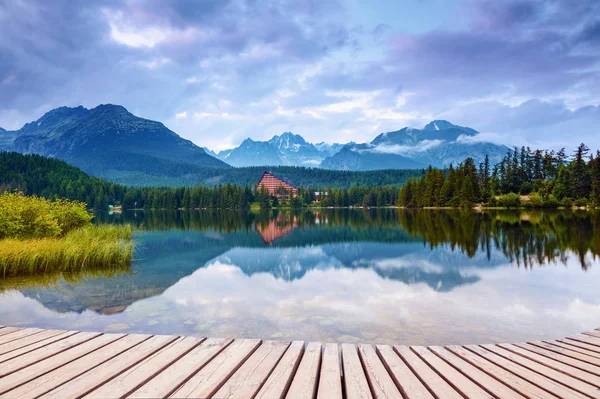 The view of mountain landscape with lake from wooden pier. — Stock Photo, Image