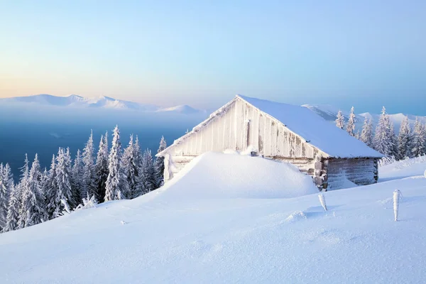 추운 겨울 아침에 대 한 나머지에 대 한 오래 된 집. — 스톡 사진